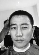 黄轩新片《她杀》开机 换个发型颠覆自己