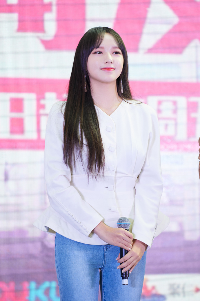 程潇乌黑长发女神范儿十足.jpg