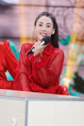 <b>张柏芝《天天向上》红色LOOK亮相 变身金句王大谈爱情观</b>
