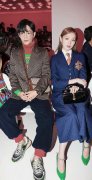 肖战李圣经坐在一起看秀 网友：这对神仙CP已锁死！