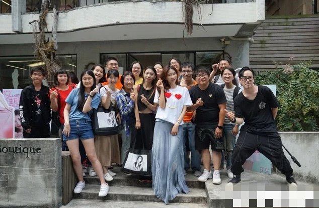 <b>林志玲婚后现身慈善义卖 身材纤细令人羡慕</b>