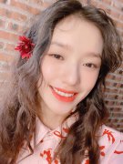 林允收到双十一快递后心情美滋滋 发自拍分