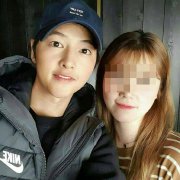 <b>宋仲基离婚后“心宽体胖” 与粉丝合影脸上肉嘟嘟</b>