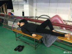 <b>吴京躺在躺椅上休息神情疲惫 网友纷纷猜测他发生了什么</b>
