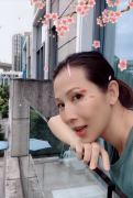 <b>蔡少芬闲来无事录视频 素颜照曝光状态很不错</b>