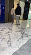 张亮一个月前曾被偶遇与神秘女逛珠宝店 疑