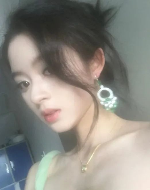 演员黄杨钿甜戴230万耳环引热议，其父曾为公务员，嘉行传媒回应