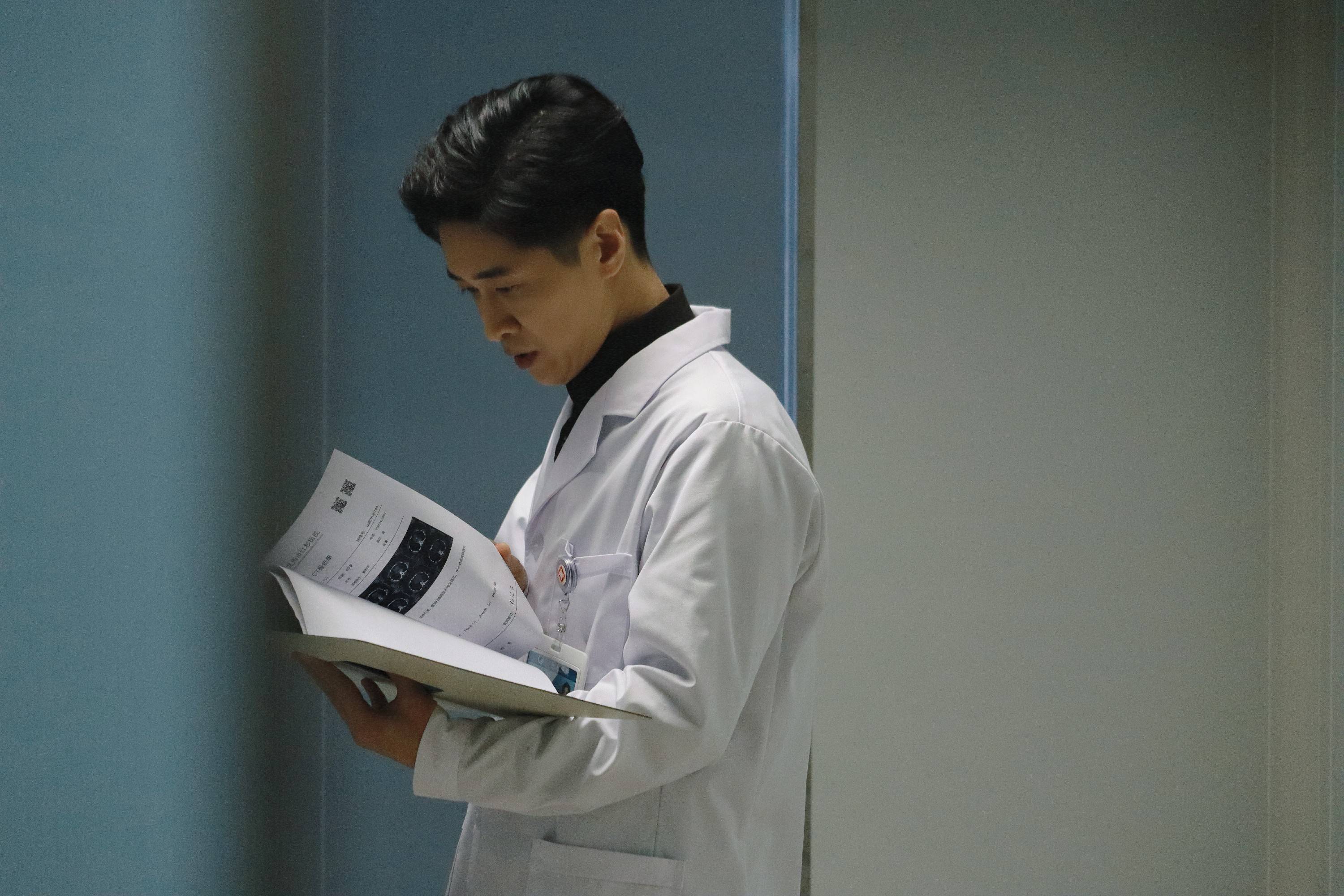 王宁新剧《真相半白》开播 深度演绎医生角色丈量人性灰度