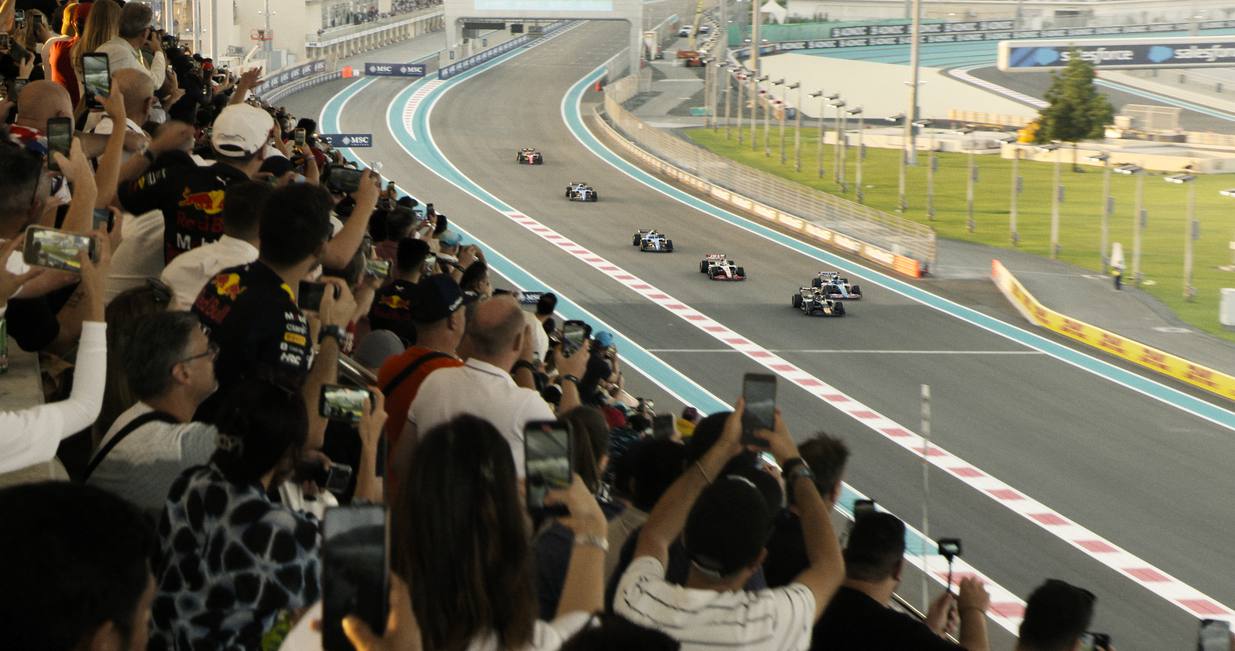 《F1：狂飙飞车》口碑走高6.26全国点映开启 汉斯·季默演奏“激情乐章”