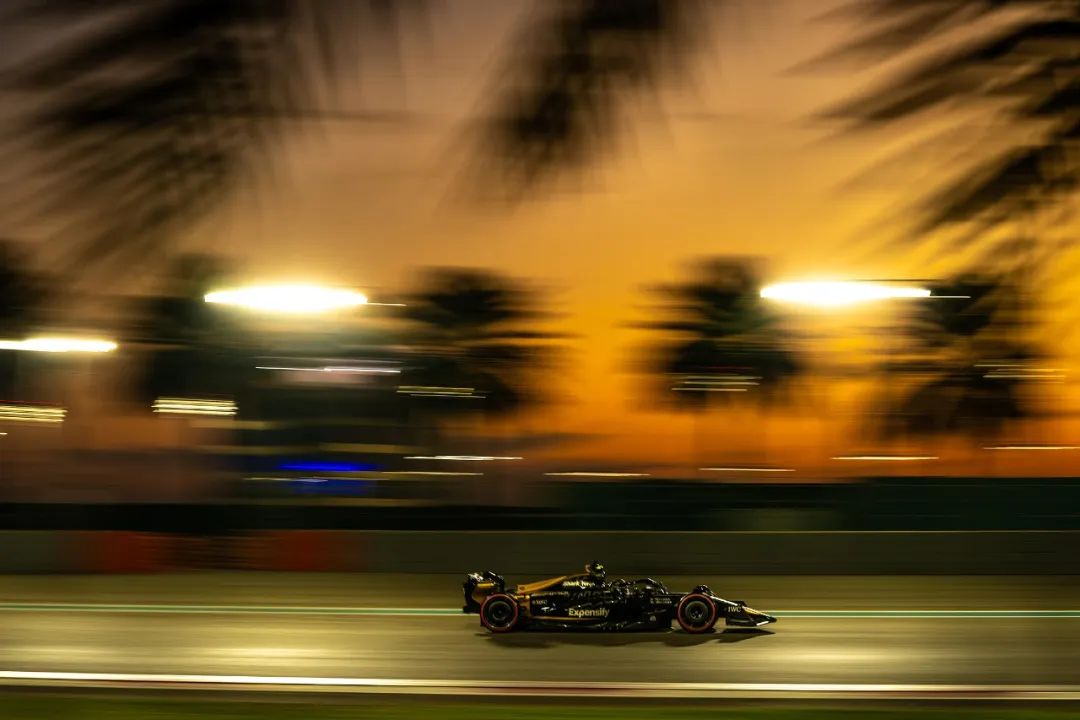 对话《F1》主创：赛车现场实拍，布拉德·皮特亲身驾驶
