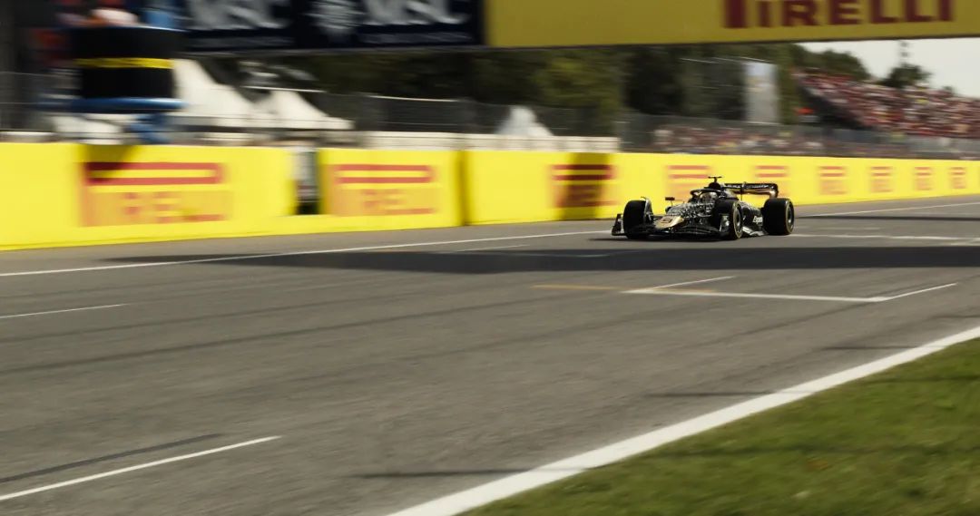对话《F1》主创：赛车现场实拍，布拉德·皮特亲身驾驶