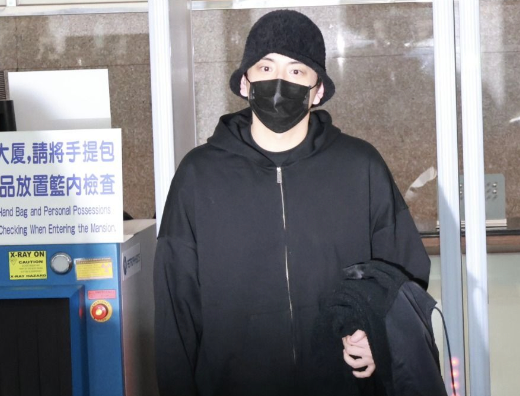 王大陆因手机查扣被查出“杀人未遂” 因找不到特斯拉门把手与司机吵架