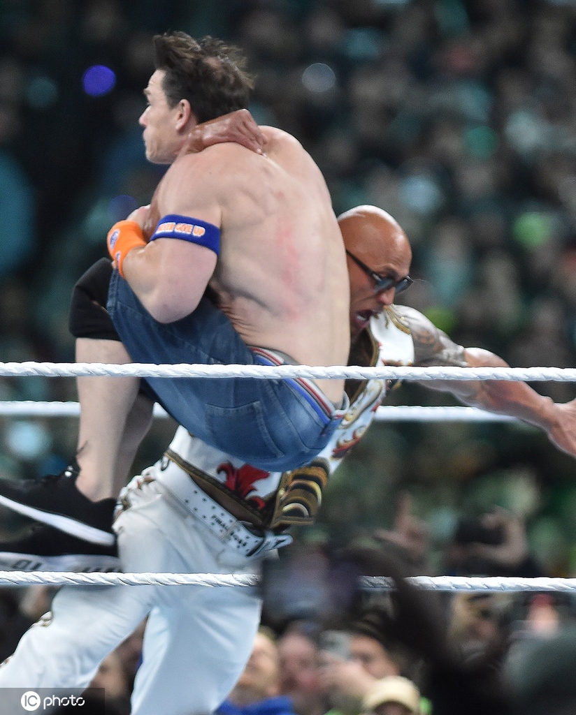 巨石强森和赵喜娜打起来了！ WWE摔角比赛创入场人数纪录