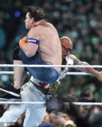 巨石强森和赵喜娜打起来了！ WWE摔角比赛创入场人数纪录
