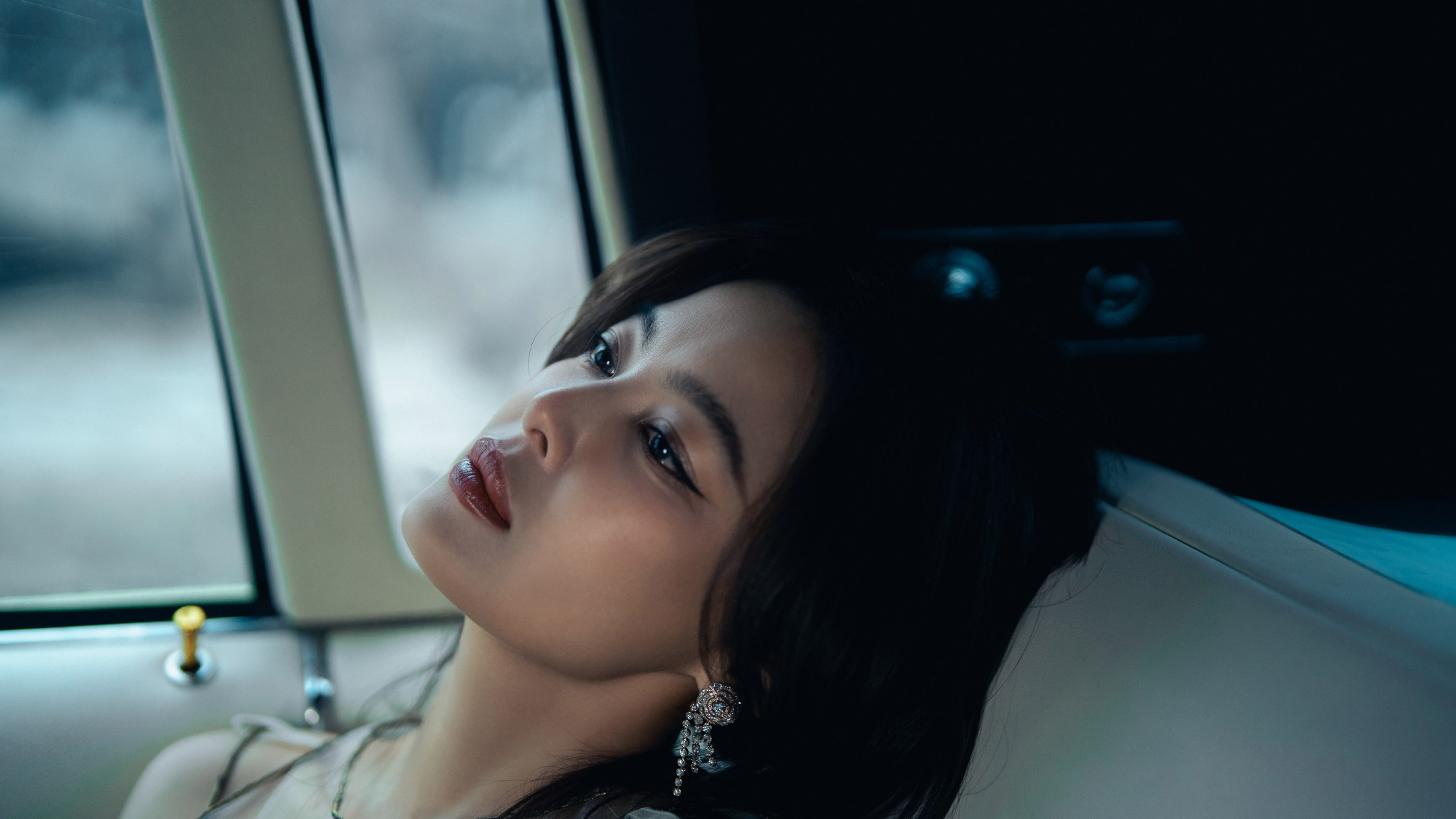 演员辛芷蕾曝光时尚写真，“至真园”老板娘尝试全新风格