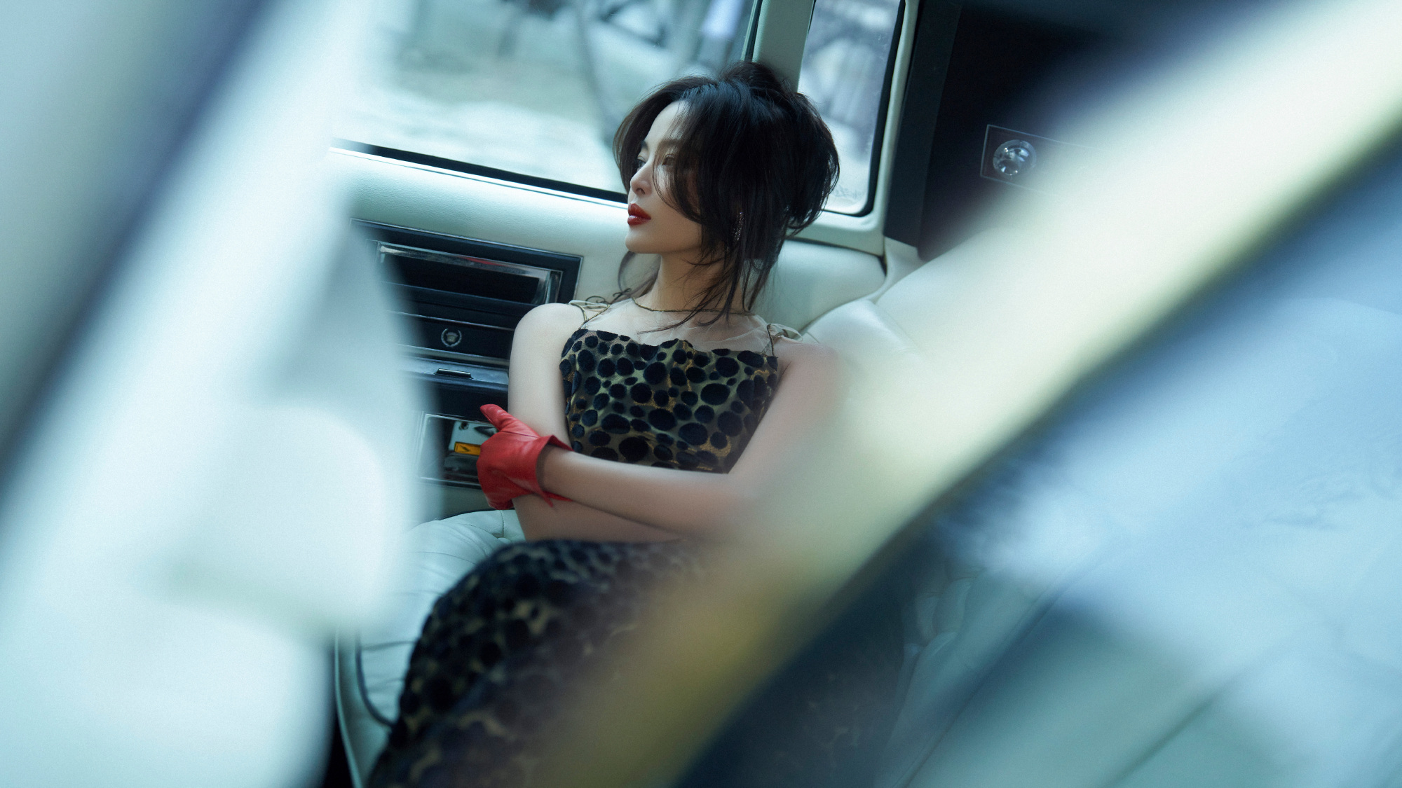 演员辛芷蕾曝光时尚写真，“至真园”老板娘尝试全新风格
