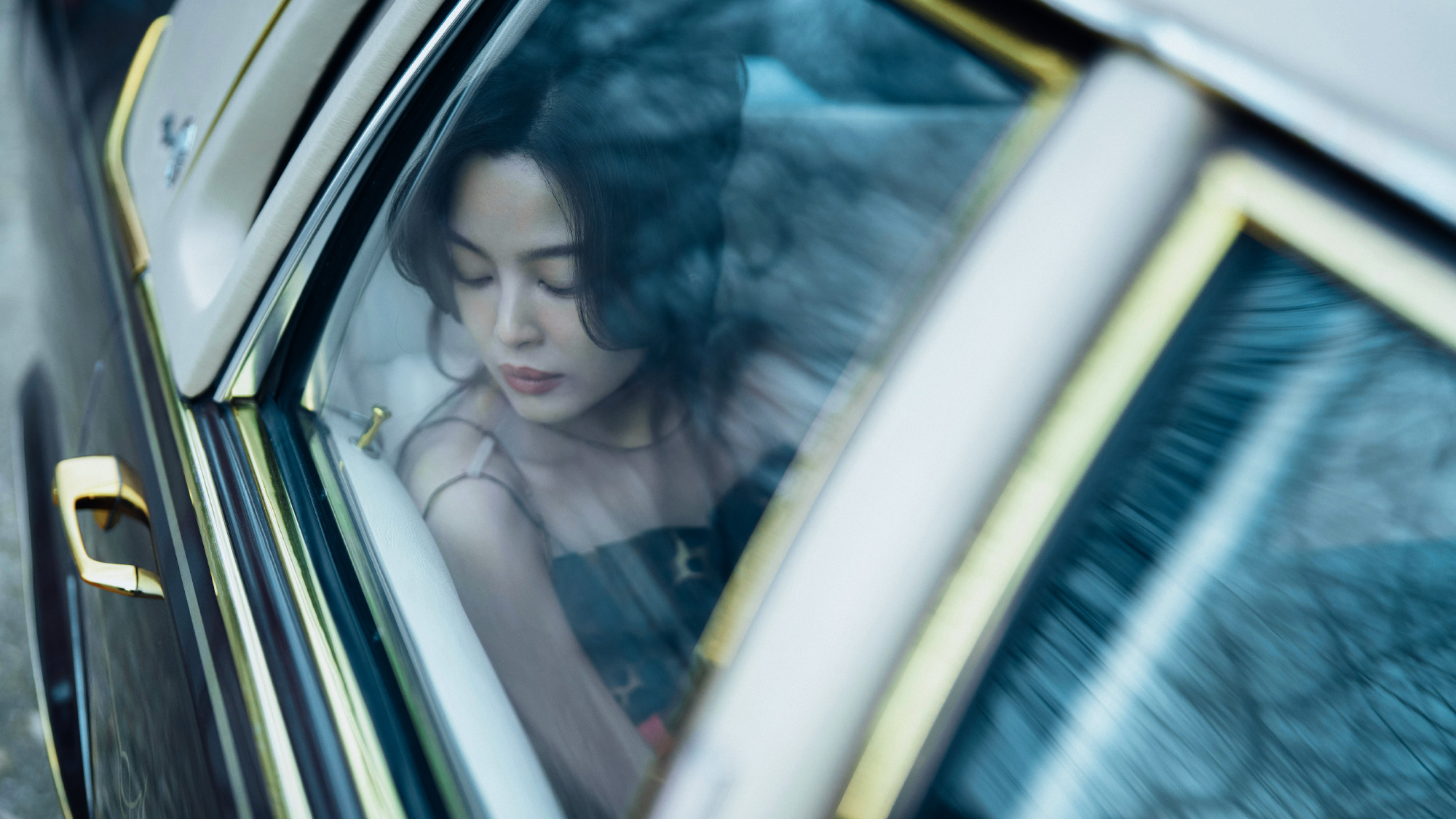 演员辛芷蕾曝光时尚写真，“至真园”老板娘尝试全新风格