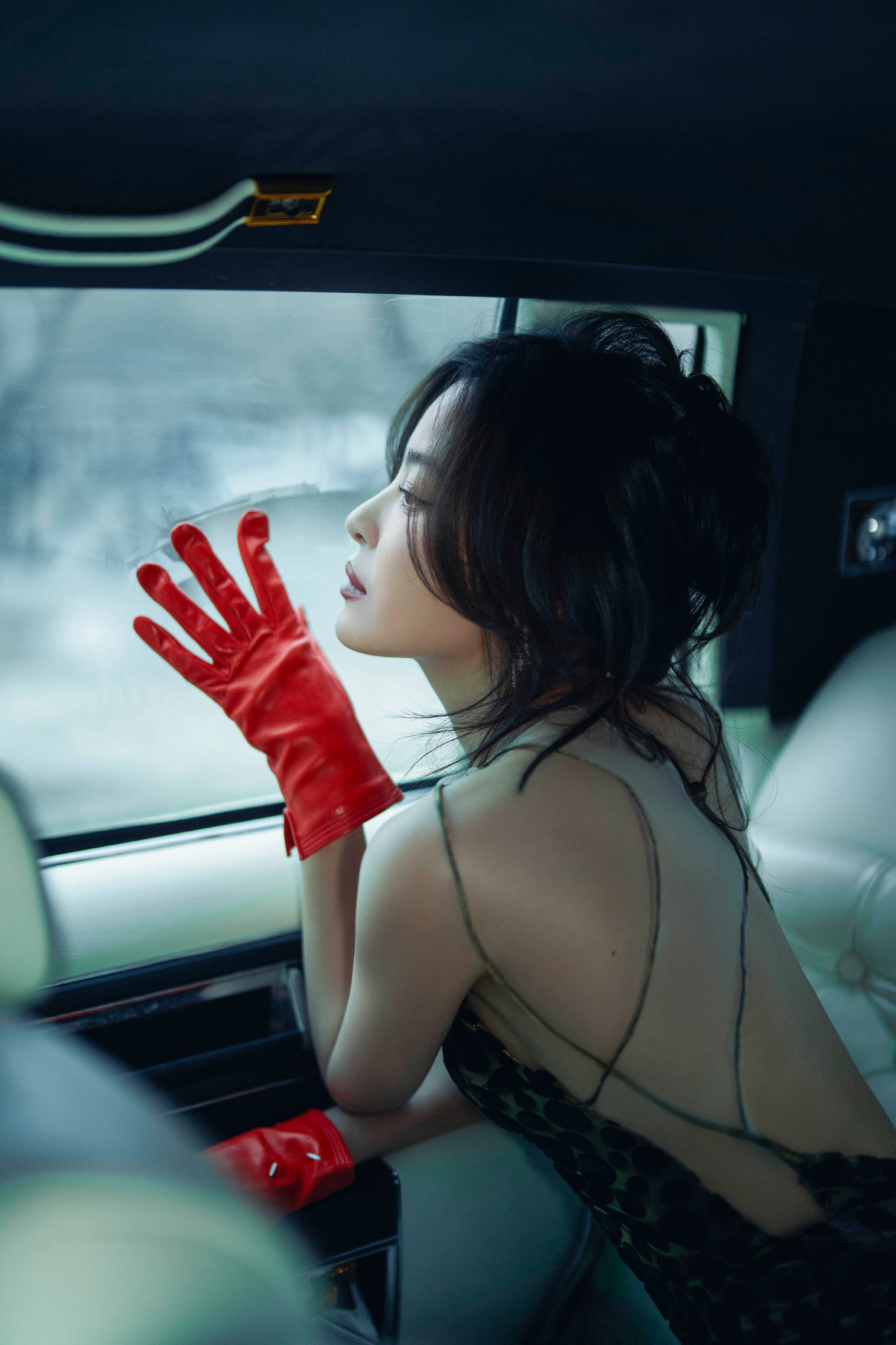 演员辛芷蕾曝光时尚写真，“至真园”老板娘尝试全新风格